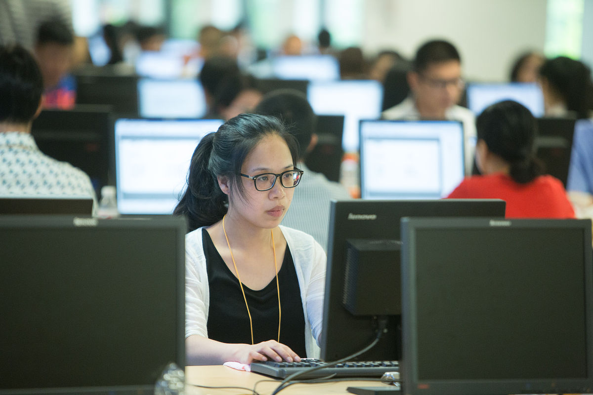 重庆女生学电子商务好就业吗？2022年最新分析