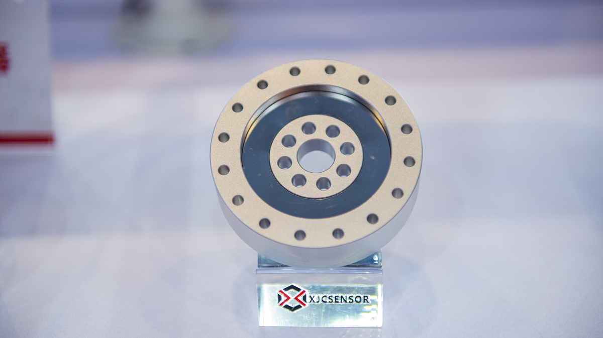 请给我一个 机器人用高效散热硅橡胶电机密封圈的研发 的立项背景 要求着重写密封圈 字数在七百字左右