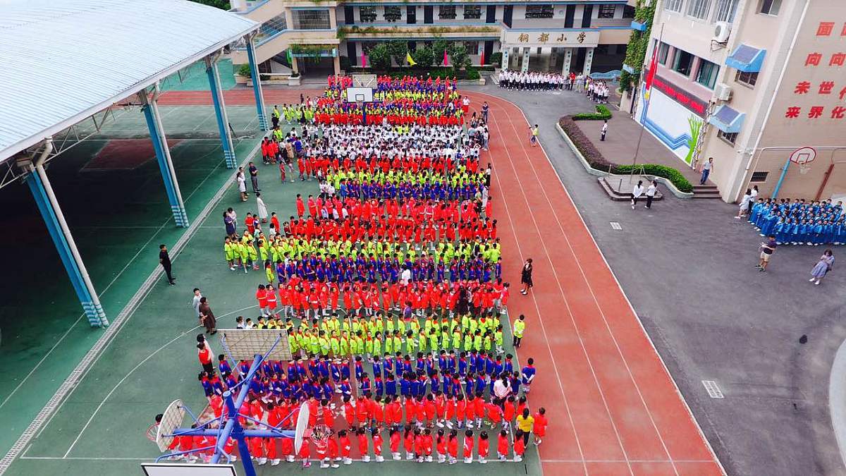 2017年9月1日,开学第一天,武汉青山区钢都小学,近千名小学生一起行拜