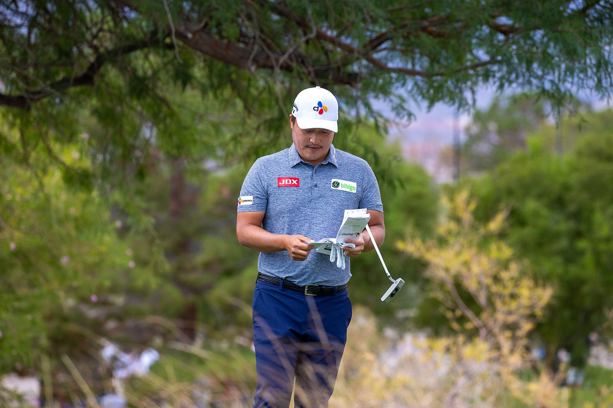 las vegas, nv - october 09: k.h. lee checks the yardage prior te