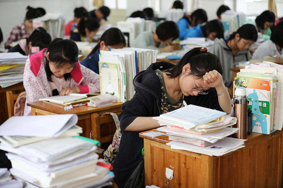 2018年6月4日,江苏连云港赣榆高级中学高三学生们抓紧时间查漏补缺,备