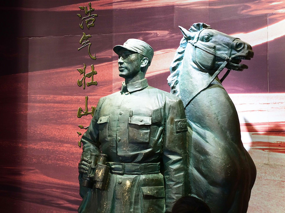 2021年4月4日,河南南阳,彭雪枫将军铜像和塑像.