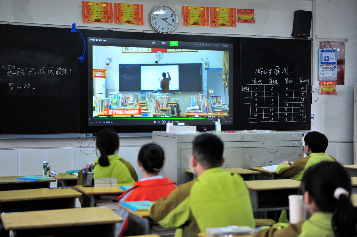 科技赋能教育：智能录播系统、擦黑板装置、互动课桌及灰尘清扫设备