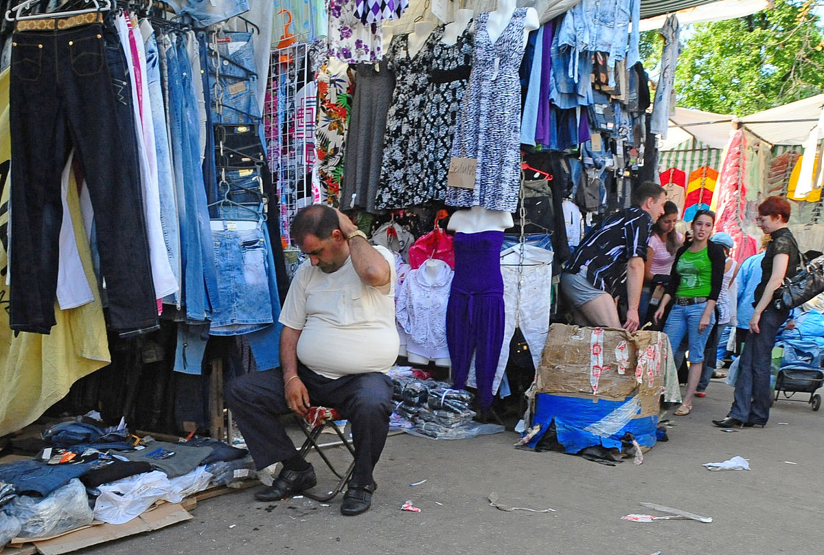 2009年7月17日,莫斯科卢日尼基服装市场.moscow, russia. july 17, 20