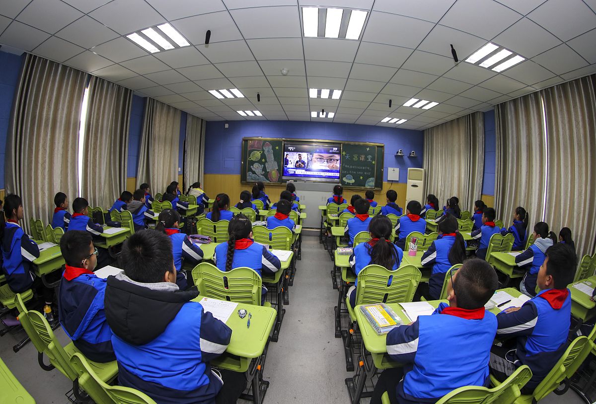 2022年3月23日,在江苏省泰州市海陵区九龙实验学校,学生收看"天宫课堂