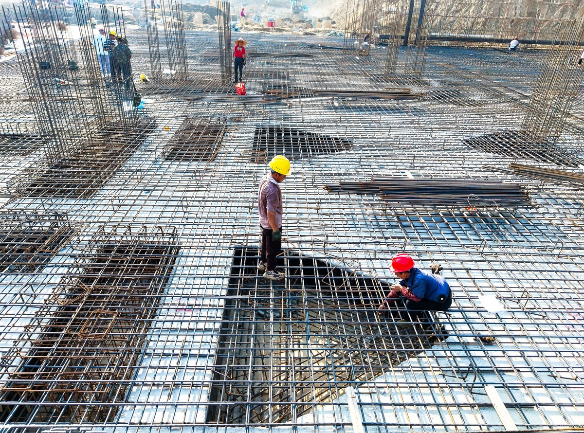 现浇式框架的缺点：施工周期长、难度大、成本高、质量难控