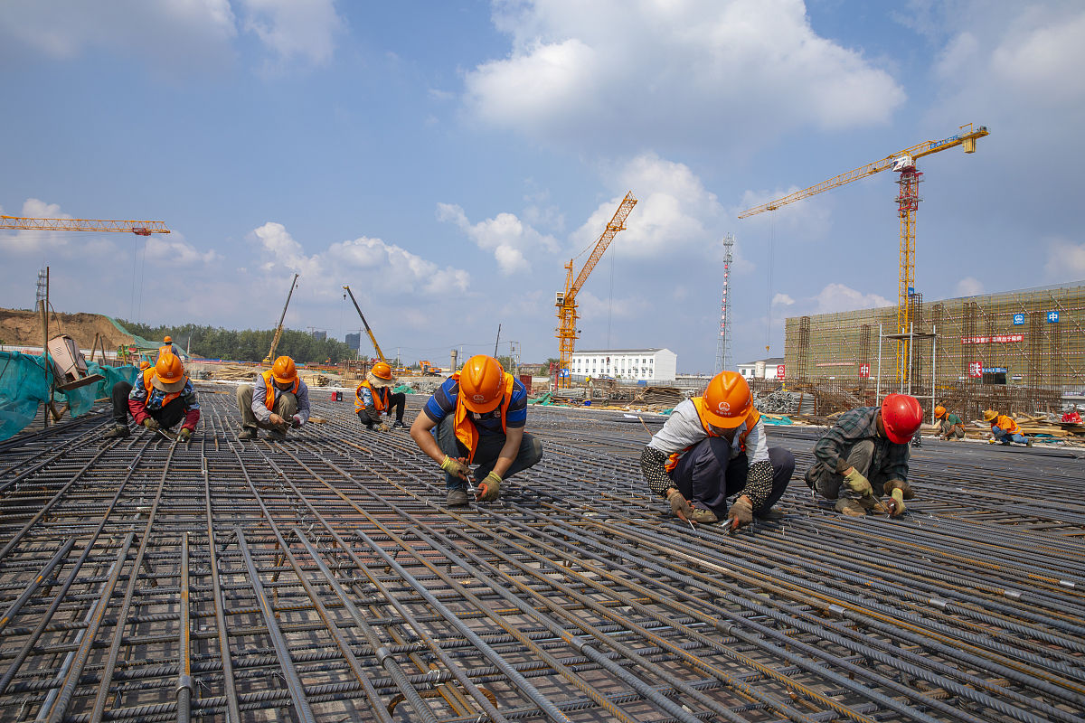 2020年9月24日,江苏连云港,连徐高铁东海县站站前广场施工现场,工人加