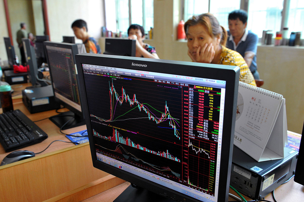 2019年8月7日,浙江金华,一证券营业部内,股民正在股票交易大厅里关注