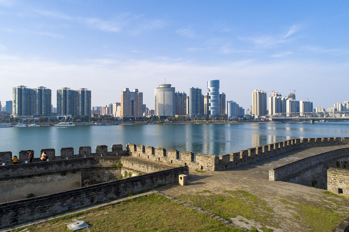 2021年4月19日,湖北省襄阳市,航拍襄阳古城城市风光.