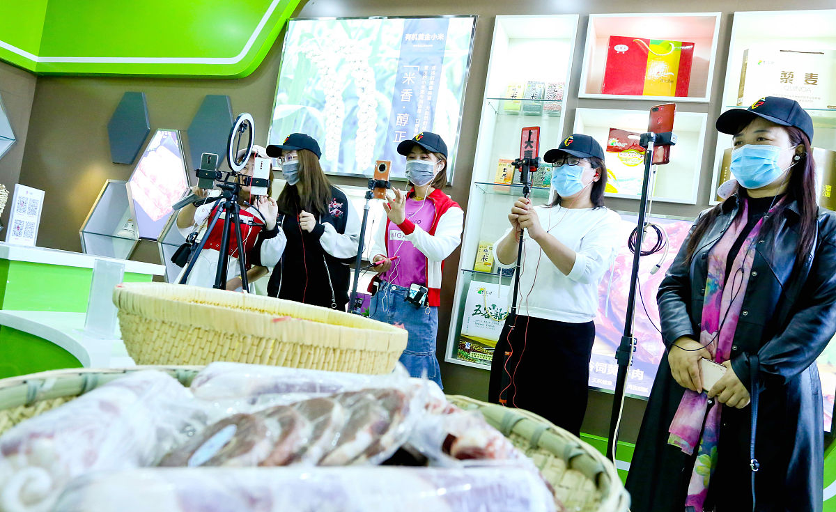 农村中年妇女通过网络直播带货改善家庭生活