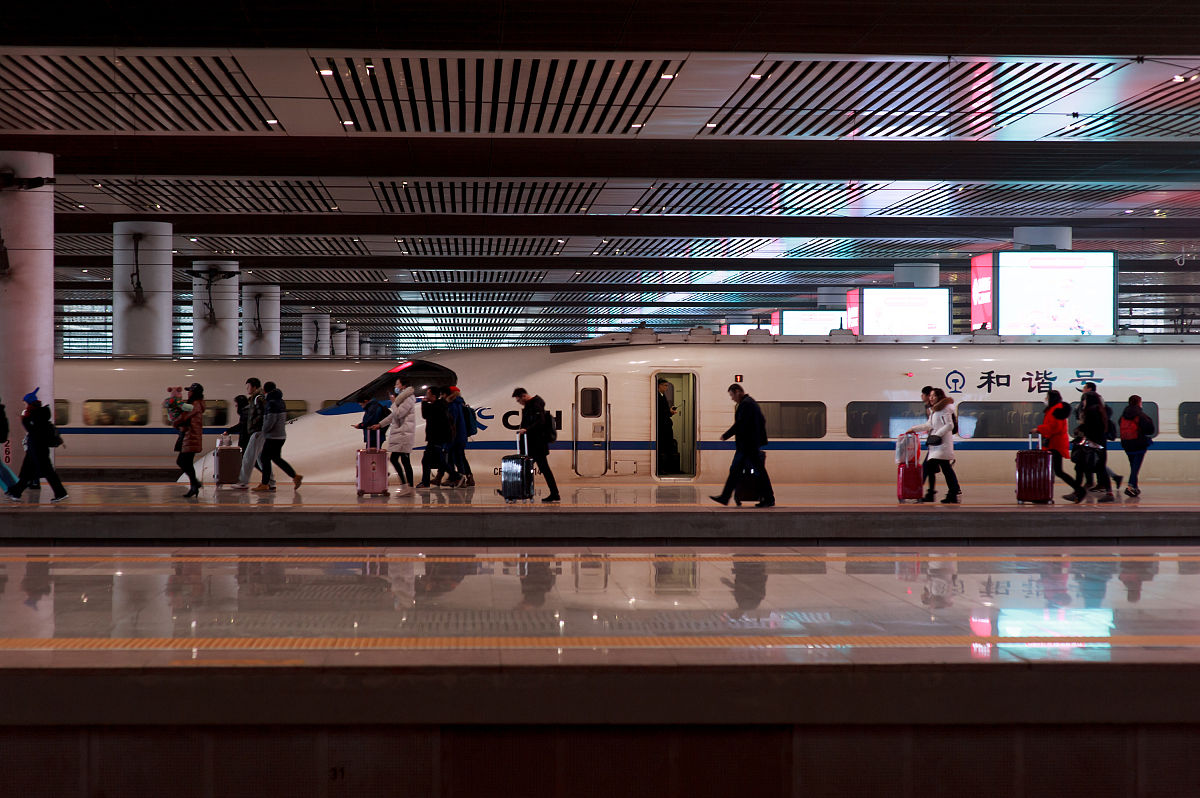 济南西站东广场 | 复兴号高铁头改造商铺，户外地板质感细腻，绝佳拍照打卡地