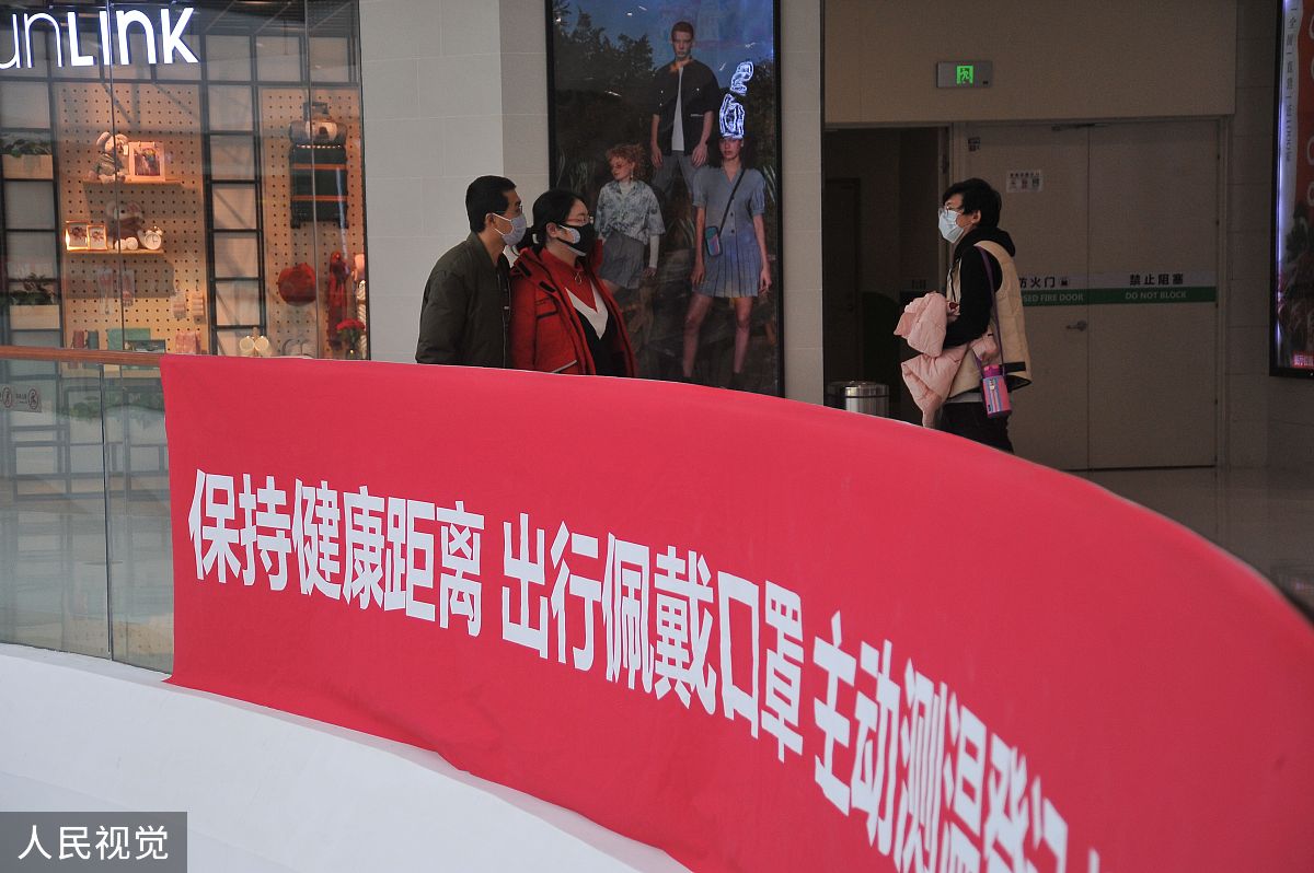 翻译以下古文：力求实业用长其利乃议立工厂于鄂中为天下倡顾语新劫乎众囿见远黜于群嚣议梗而公莫胜遂引疾归以宣统三年八月二十三日卒于里第享年若干岁