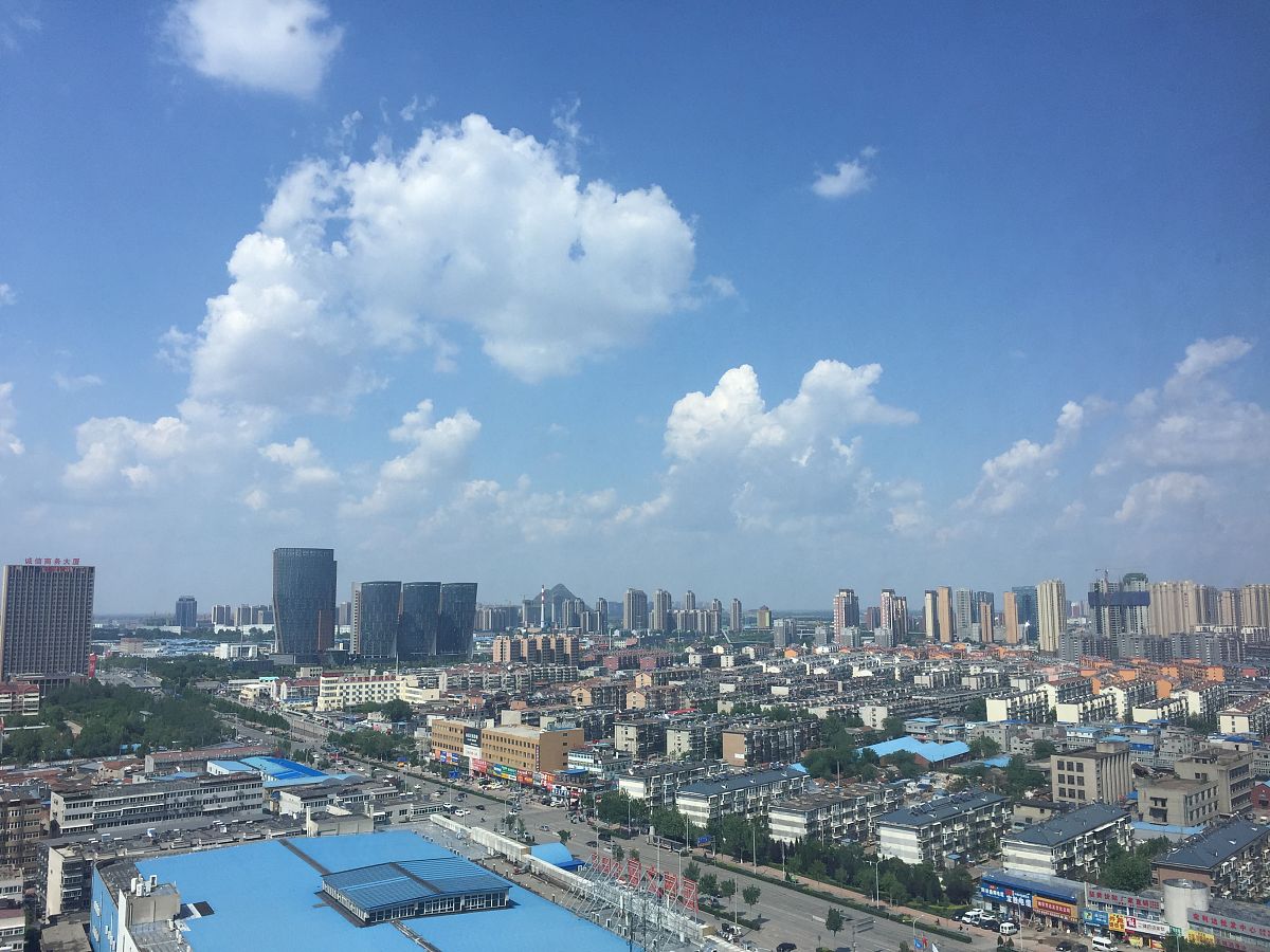 2018年5月2日,济南清晨一场降雨过后空气清新,天空呈现蓝天白云,宛如