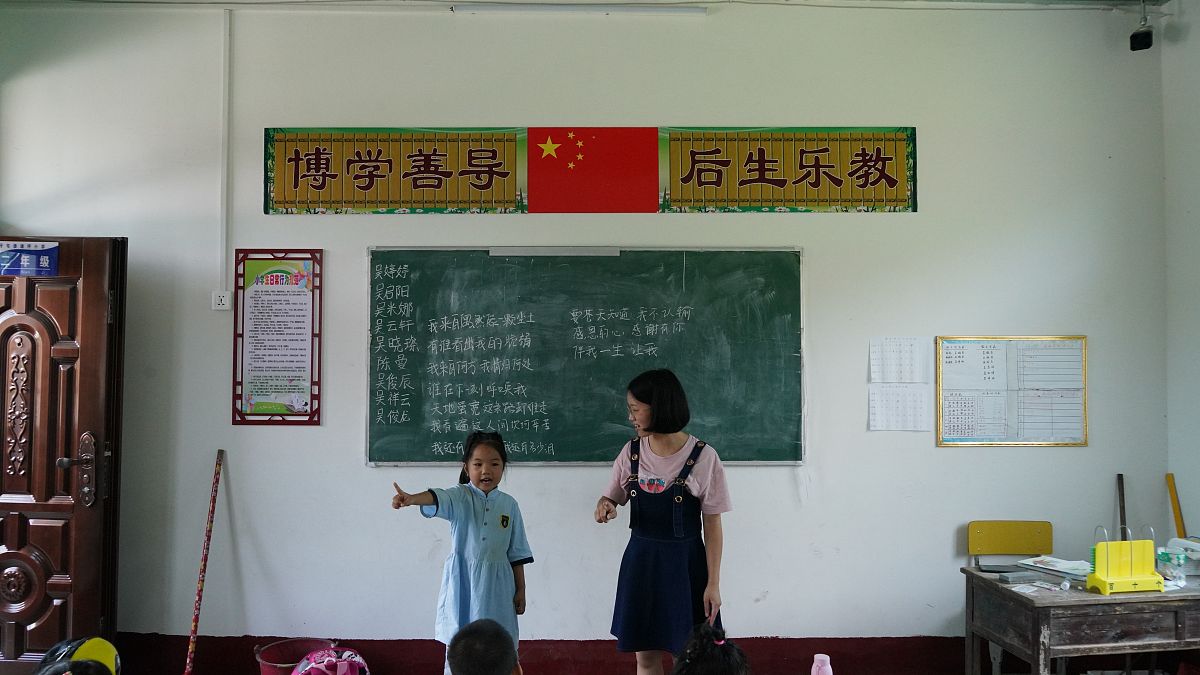 请你赏析一下这首诗歌如下：我们来了一波一波的接力带着一颗炽热的心让寂静的乡村点亮星空 手握一支粉笔为孩子们描绘通往知识的一扇门 到了这儿才发现我只是一根火柴而幸福就是尽己所能为孩子们做些什么 支教的理由有千万种而我朴素的心愿是带领他们把灯点亮 老师这个单词怎么读呀老师外国人也会学中文吗我想这就是支教的意义 支教的岁月就像一杯清茶没有华丽的色泽和醇厚的味道淡淡的清香却让人回味无穷 夜雨点点何所悟昔言