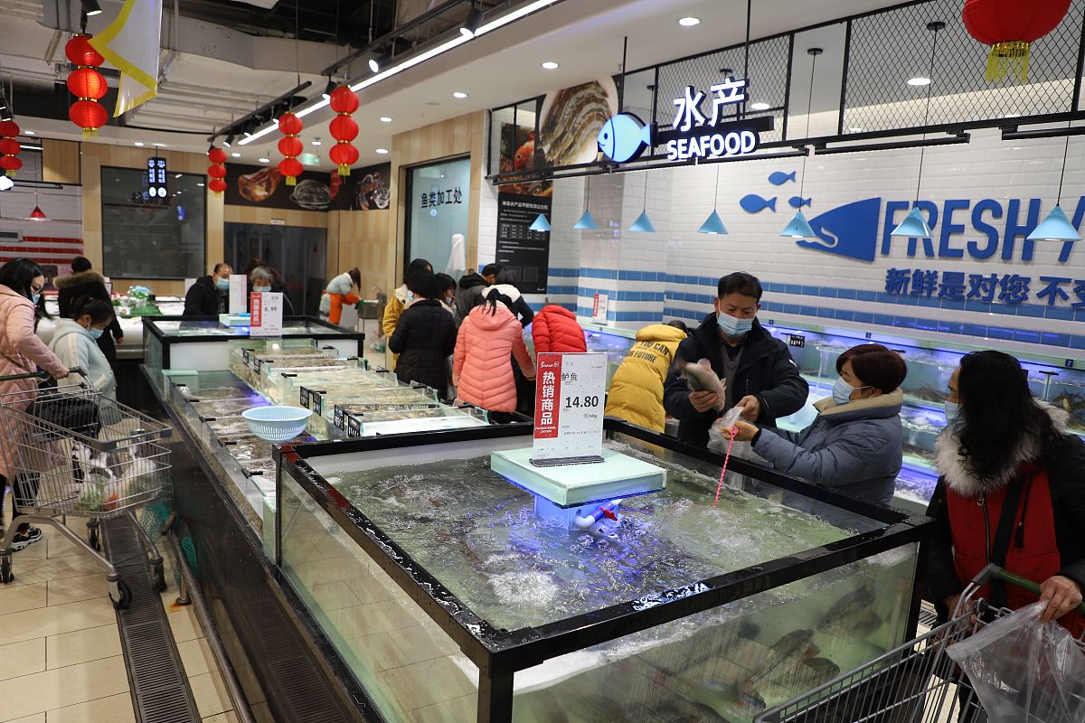 2021年1月2日,湖北宜昌,市民在一家 新开的超市采购物资备年货.