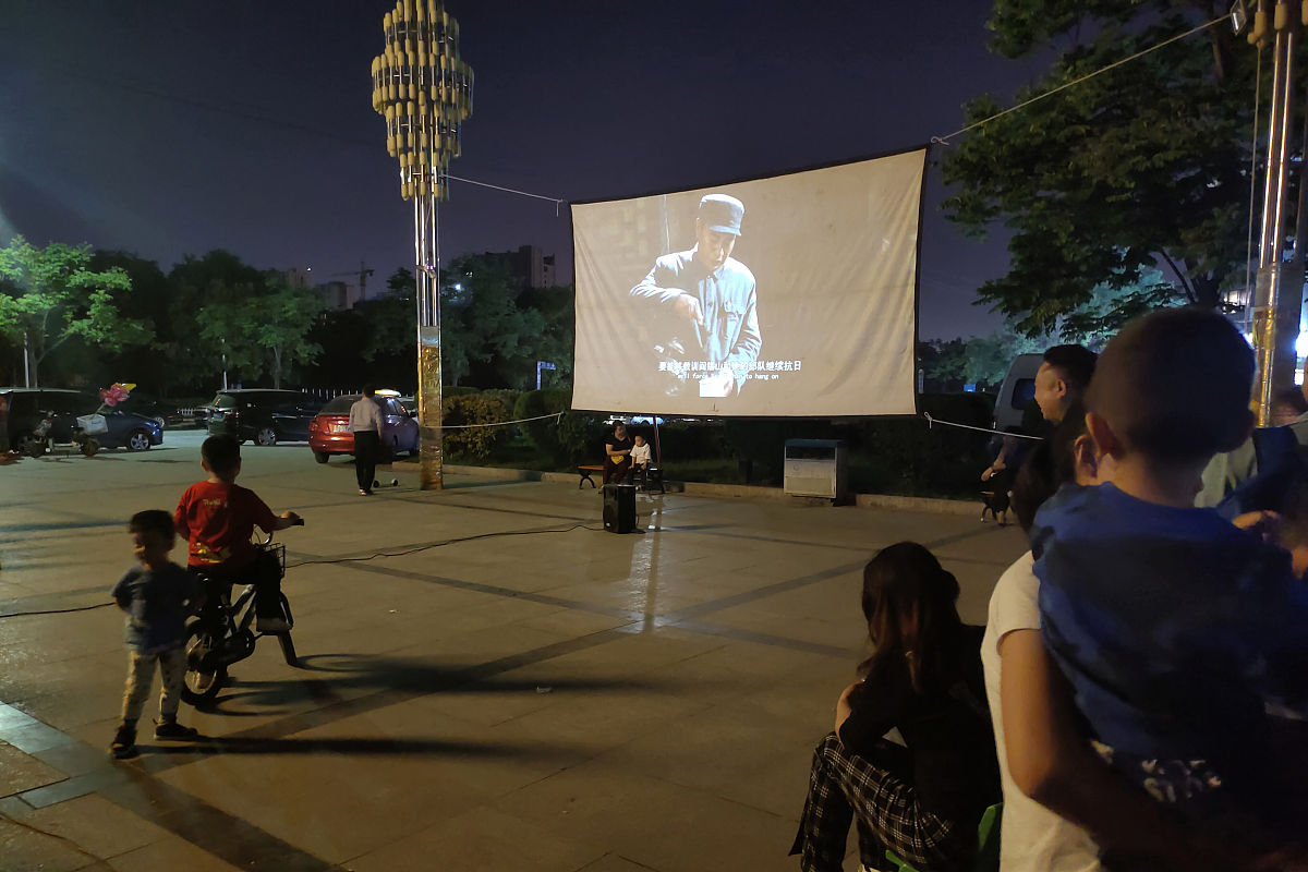 双福街道恒碧社区举办露天电影活动，丰富居民文化生活