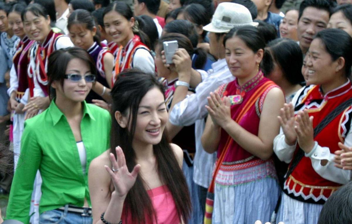 温碧霞一出场便引起了不小动静,前来观看的当地群众欢呼起来+++_+++《