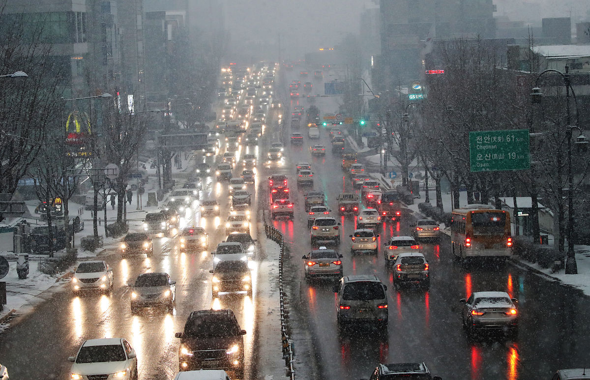 当地时间2021年1月12日,韩国首尔迎来大雪,受天气影响,晚高峰时段道路
