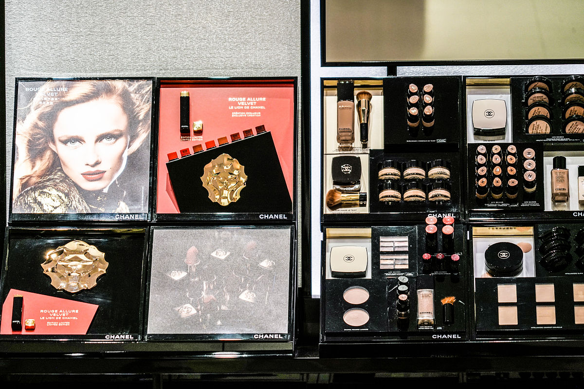 站在消费者角度写一个关于香奈儿是高奢还是顶奢的提问字数控制在50到200字