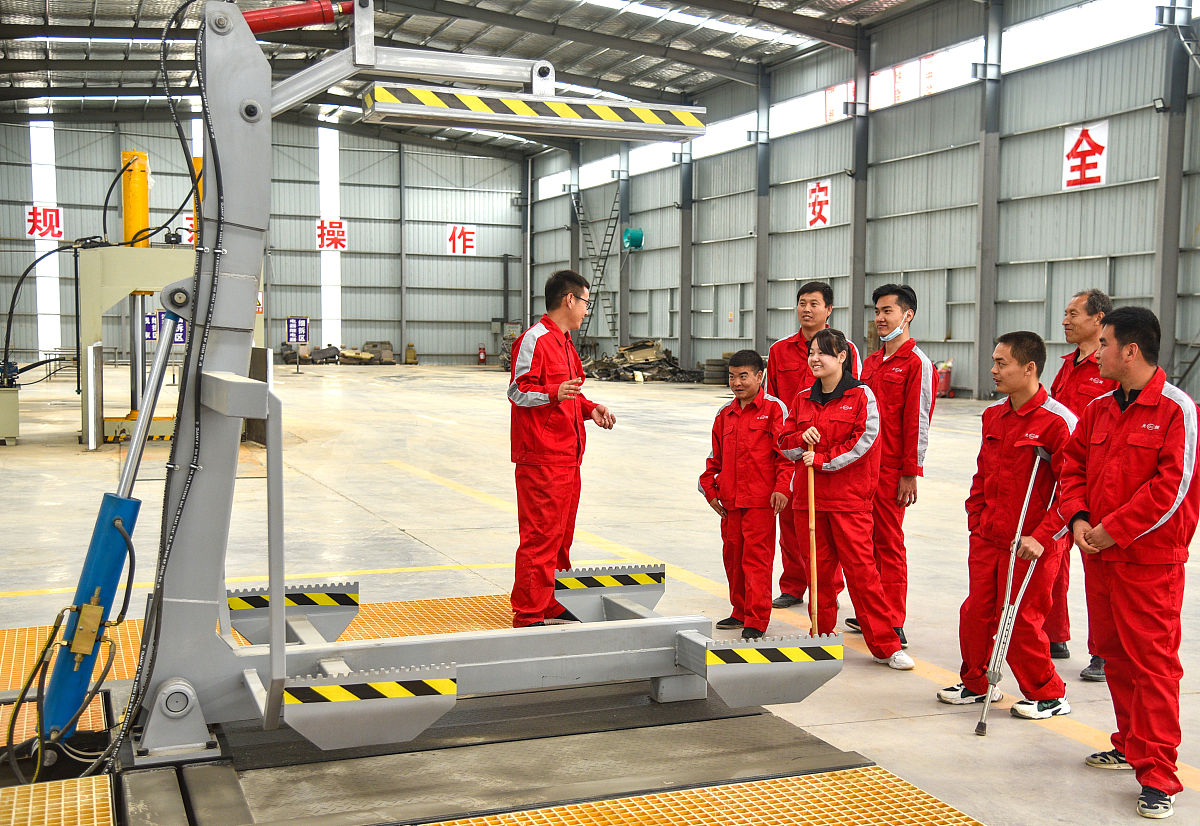 学校家委会聘书颁发仪式 PPT 模板