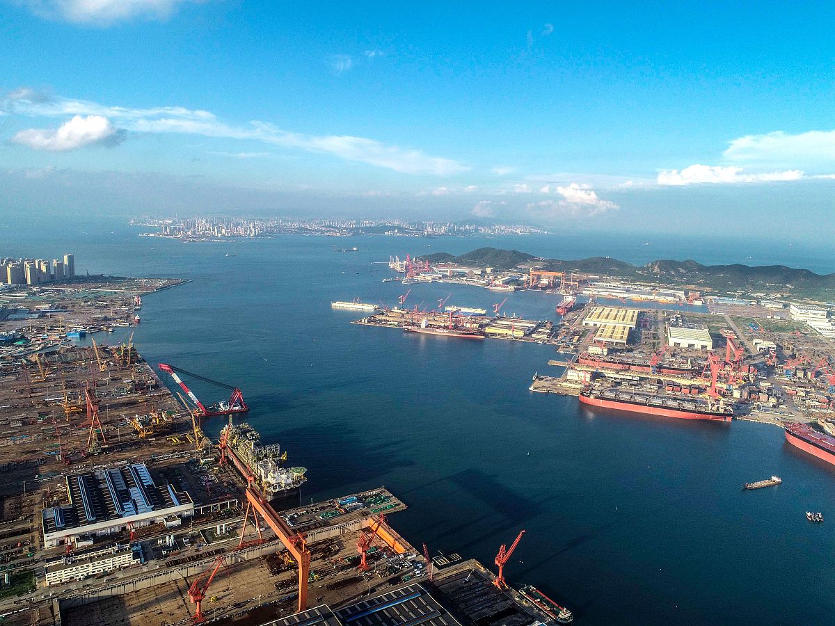 2018年8月15日,青岛西海岸新区海西湾造船基地蓬勃发展的景象.