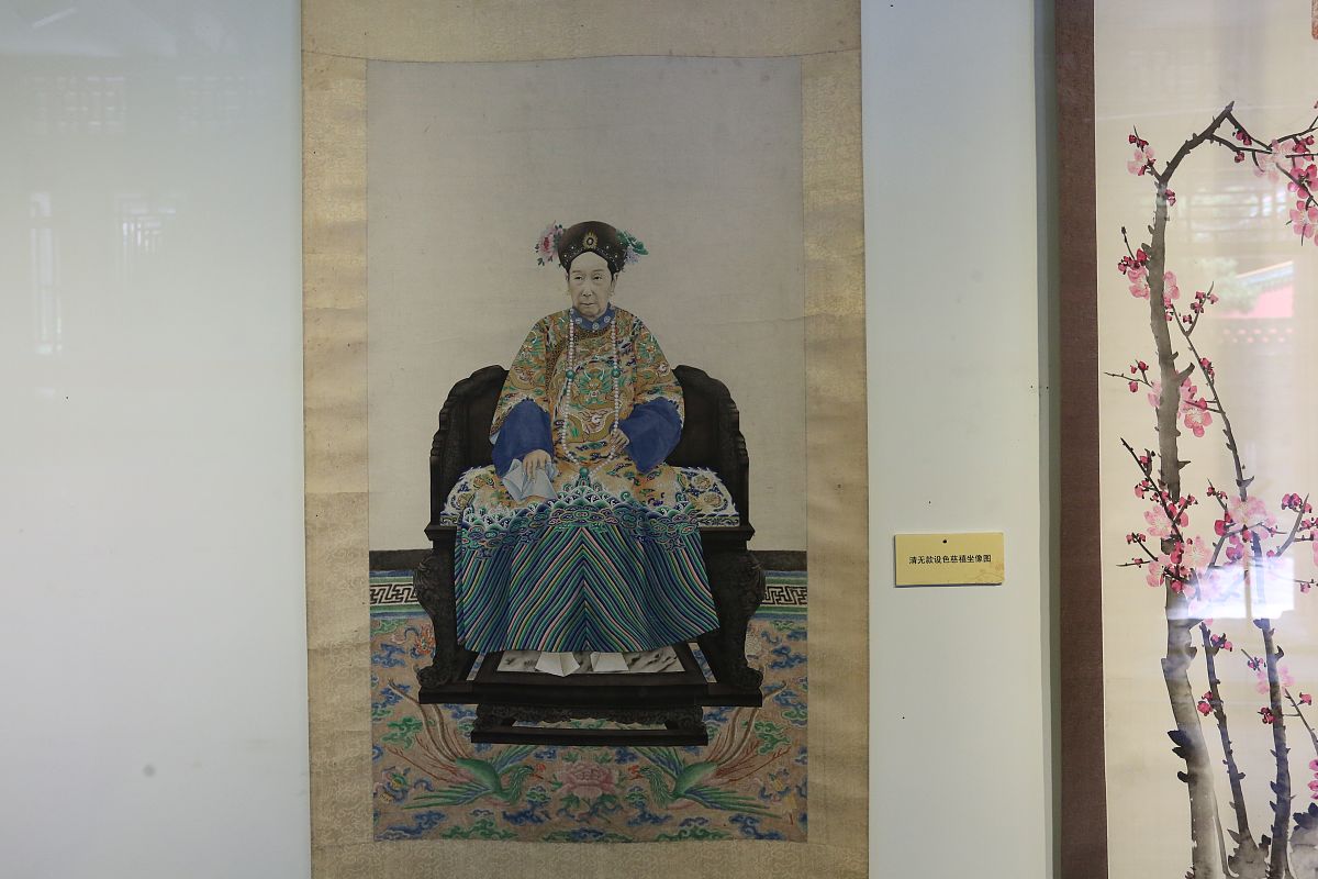 慈禧太后文化水平揭秘：精于权术，却对文化知识如何？