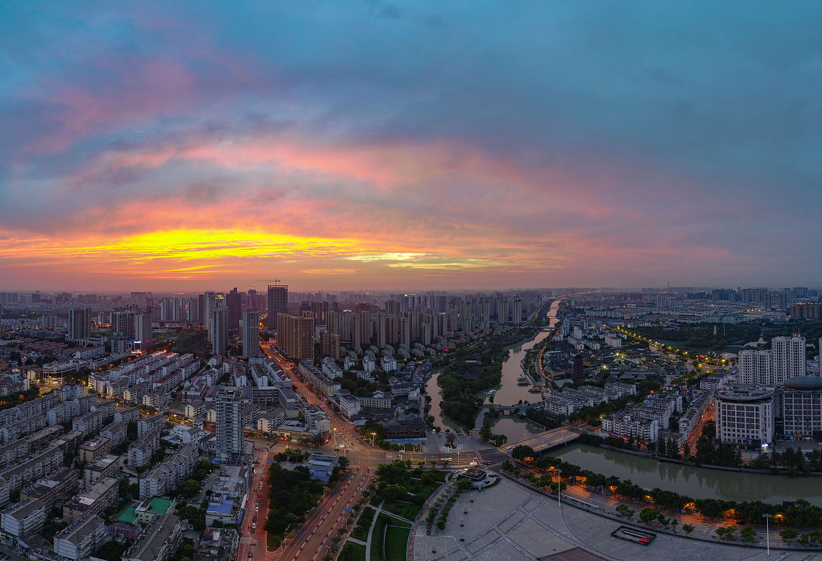 2020年7月26日,江苏淮安,里运河上空朝霞似火,将河畔的城市装扮得十分