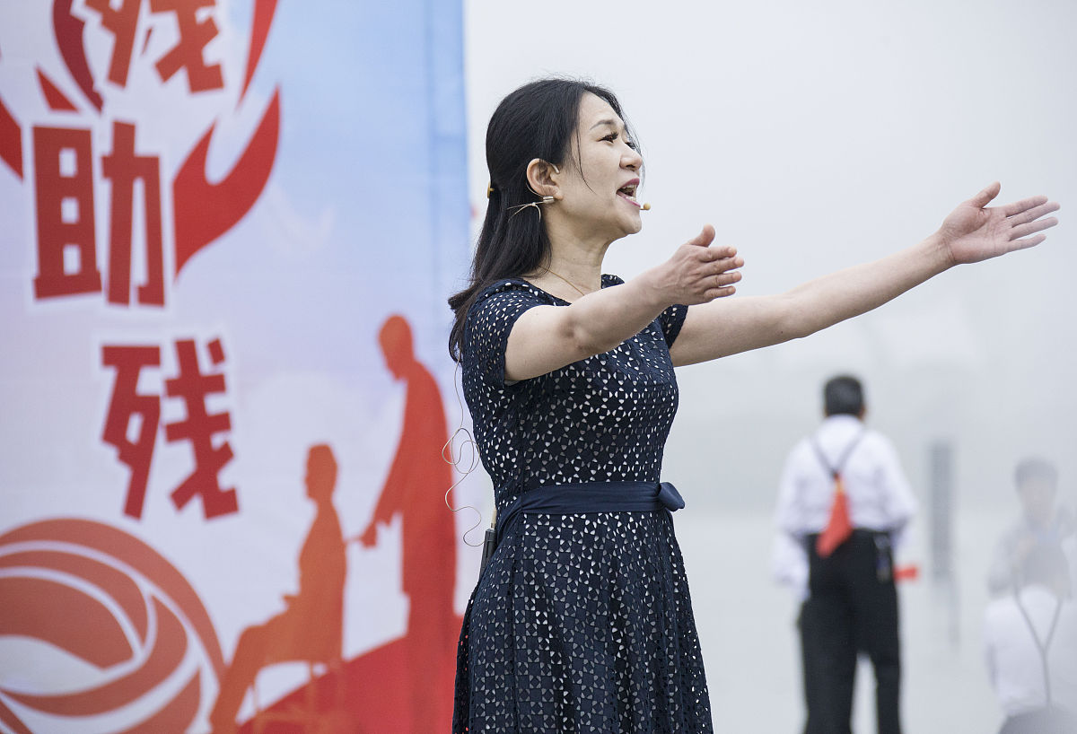 2021年5月12日,盲人代表在南京玄武湖公园表演诗朗诵.