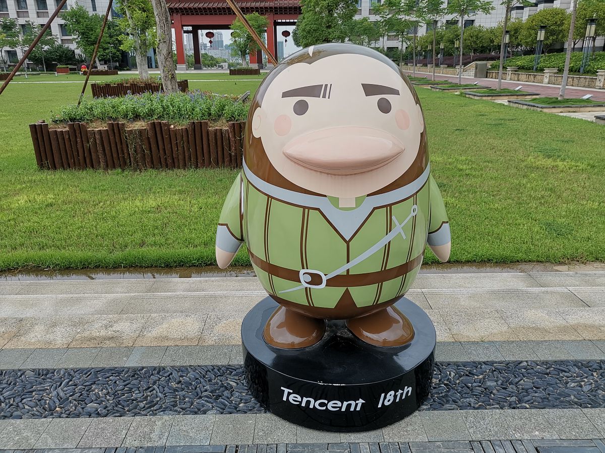 2019年6月30日,武汉学院腾讯广场,数十个造型各异的qq企鹅公仔引人注