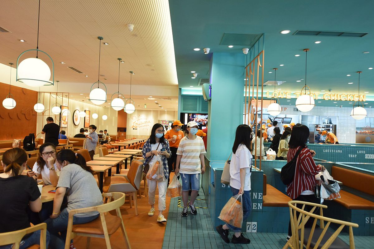 帮我写一个针对商场广告拍摄脚本