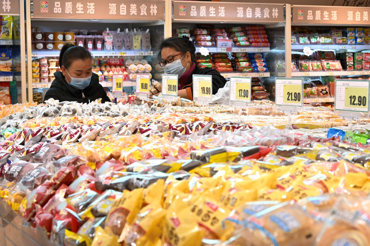 2021年12月9日,顾客在河北省邯郸市峰峰矿区一家超市