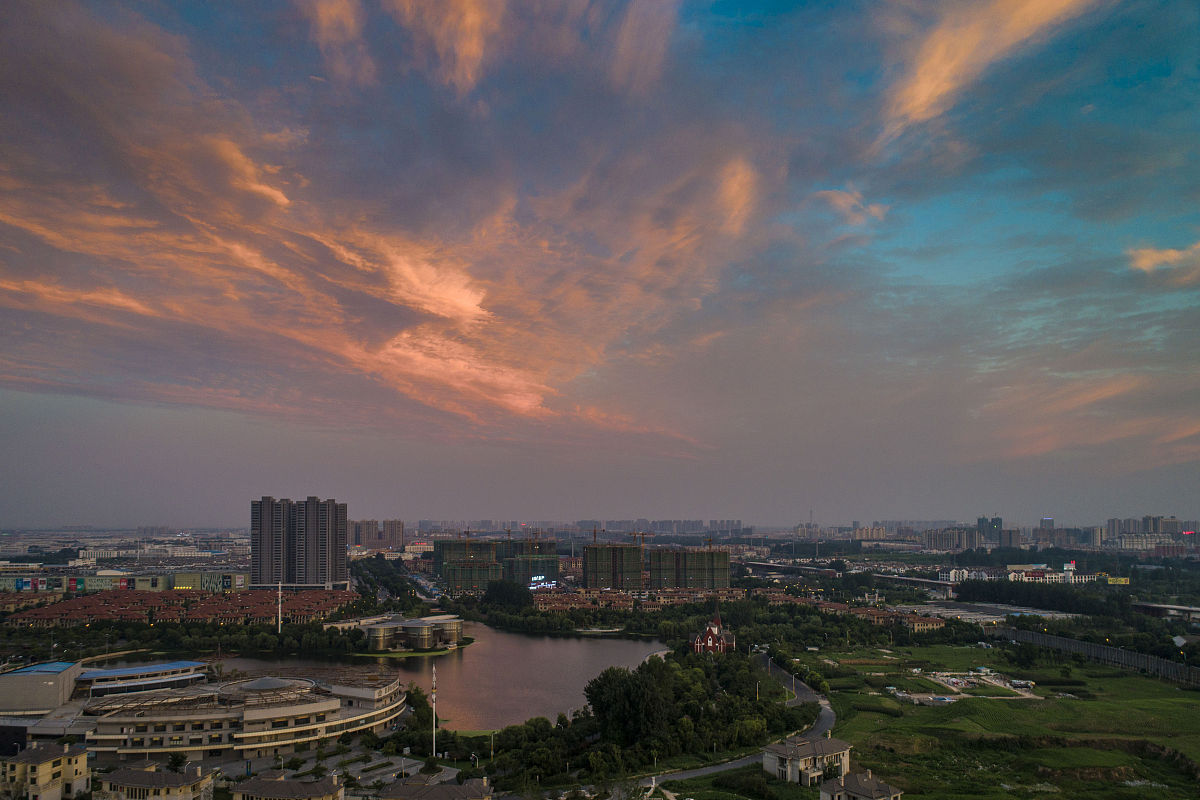 2018年7月16日,江苏淮安,傍晚天空出现壮观火烧云景象.俗话说,"朝霞不