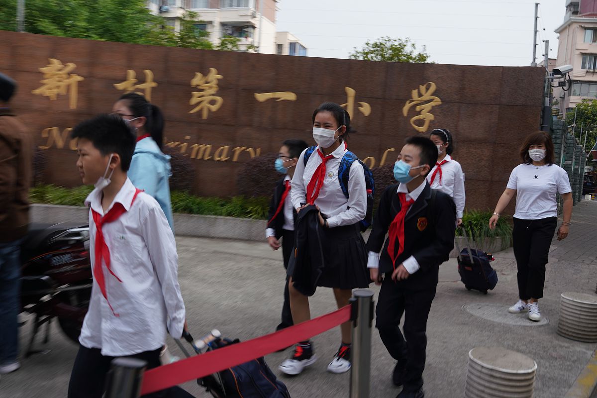 2020年5月18日,上海中小学又有5个年级进入地面课堂,分别是小学四,五