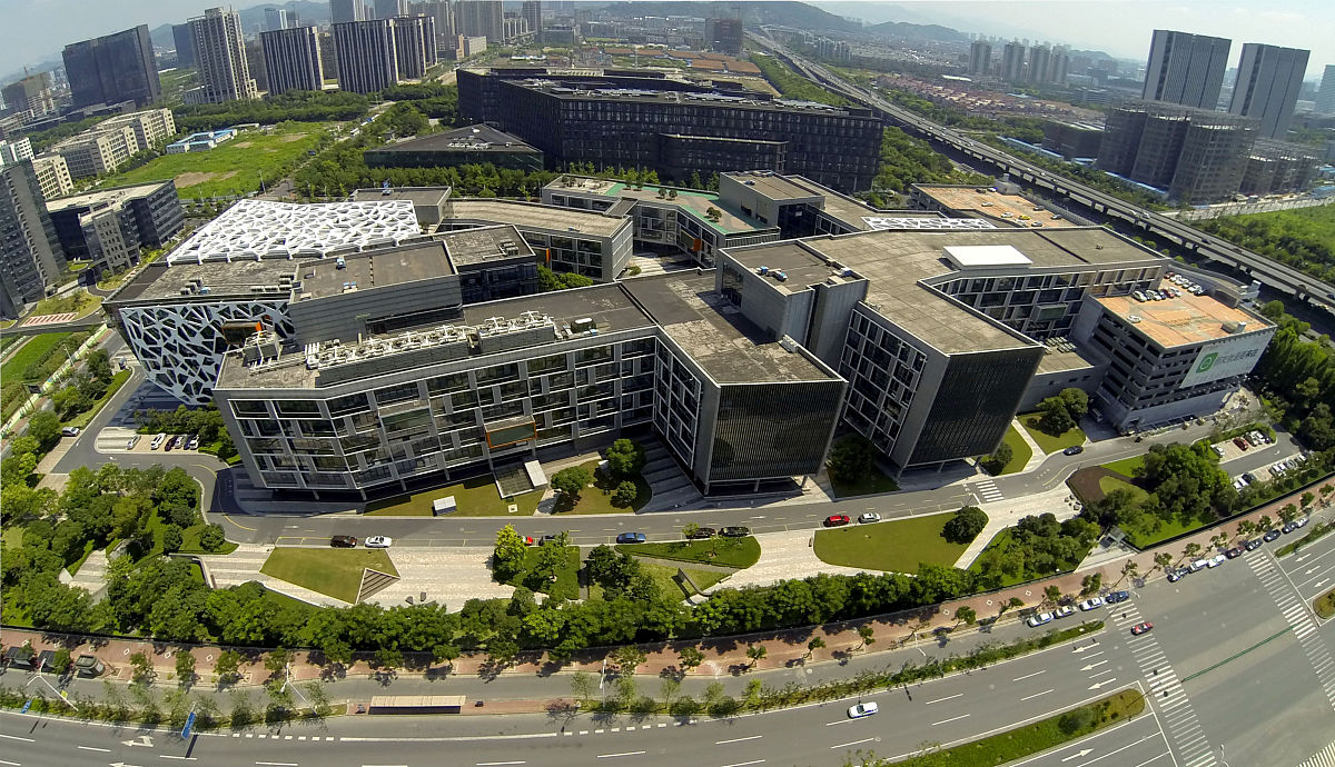 今天上午八点半砂子塘东澜湾小学的行政团队来到雨花区智慧教育设计中心进行学习参观。在金牌讲师的讲解下行政成员参观了中心的展区通过展区的实际案例深入了解了智慧教育在教学、管理、服务等方面的应用对智慧教育的概念和运作方式有了更加深入的了解。 随后砂子塘东澜湾小学党组织书记、校长刘佳媛以《以小见智融合求变育新人》为题进行了主题分享。在讲座之后的互动环节中东澜湾小学也与信息中心的各专业人员进行