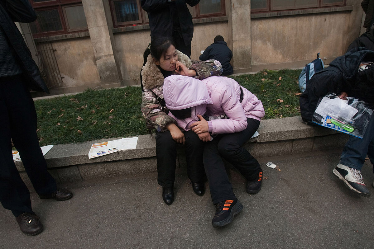 学生 奶奶冤枉 躲厕所 不回家 老师安慰