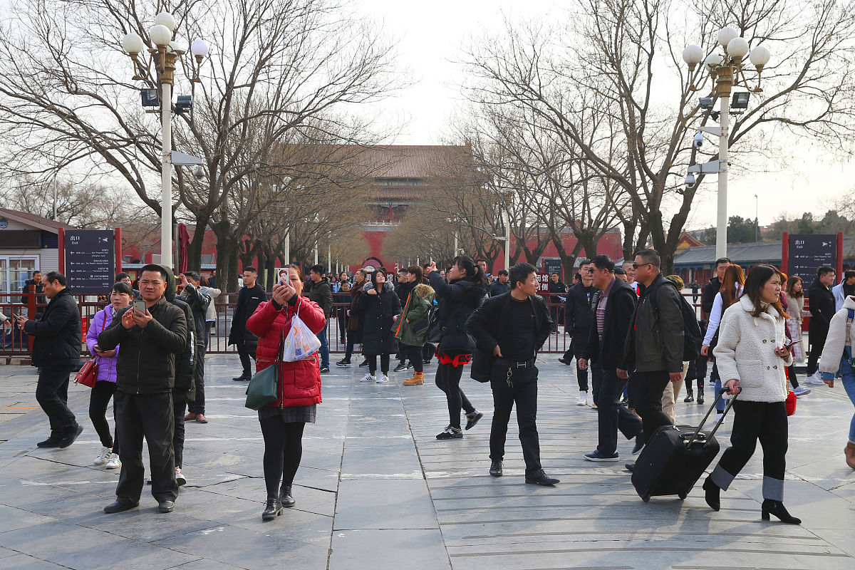 2019年2月25日,星期一,北京故宫正常闭馆,来自全国各地的游客在故宫外