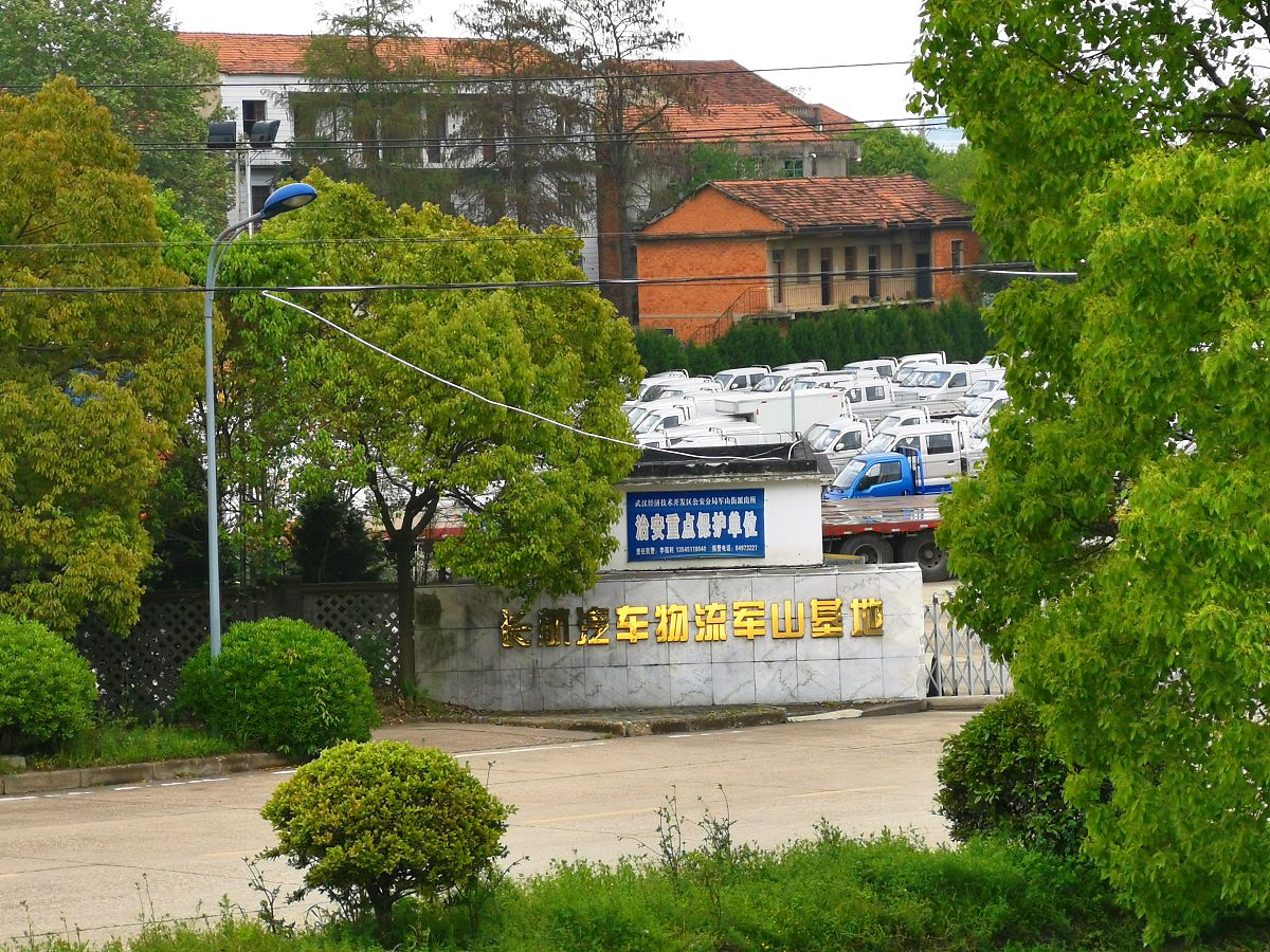 你是一个项目研究员现在在研究跨境电商高端外仓基地的项目项目要建设绿色物流园项目业态主要为跨境电商仓库和智慧冷链描述企业信用风险和对策