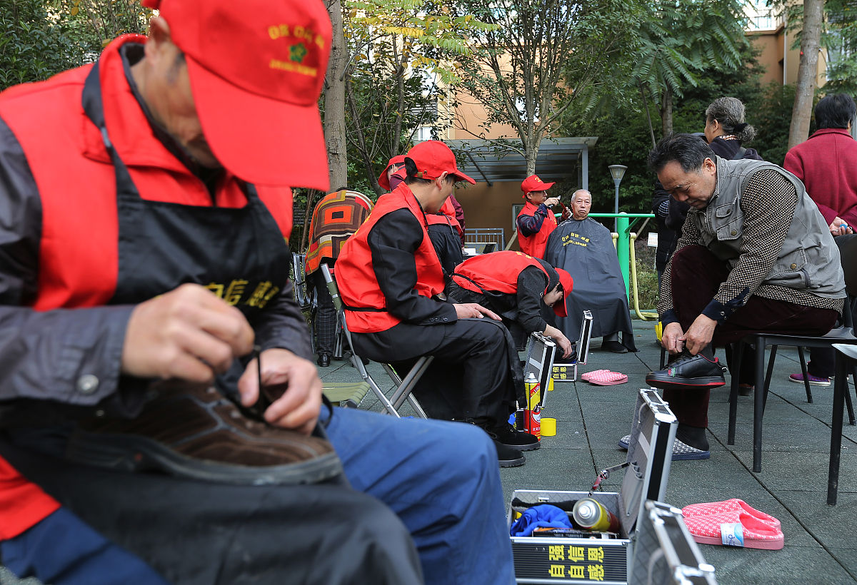 2019年11月14日,成都,青羊区残疾人为民服务队,队员们来到万家福地小
