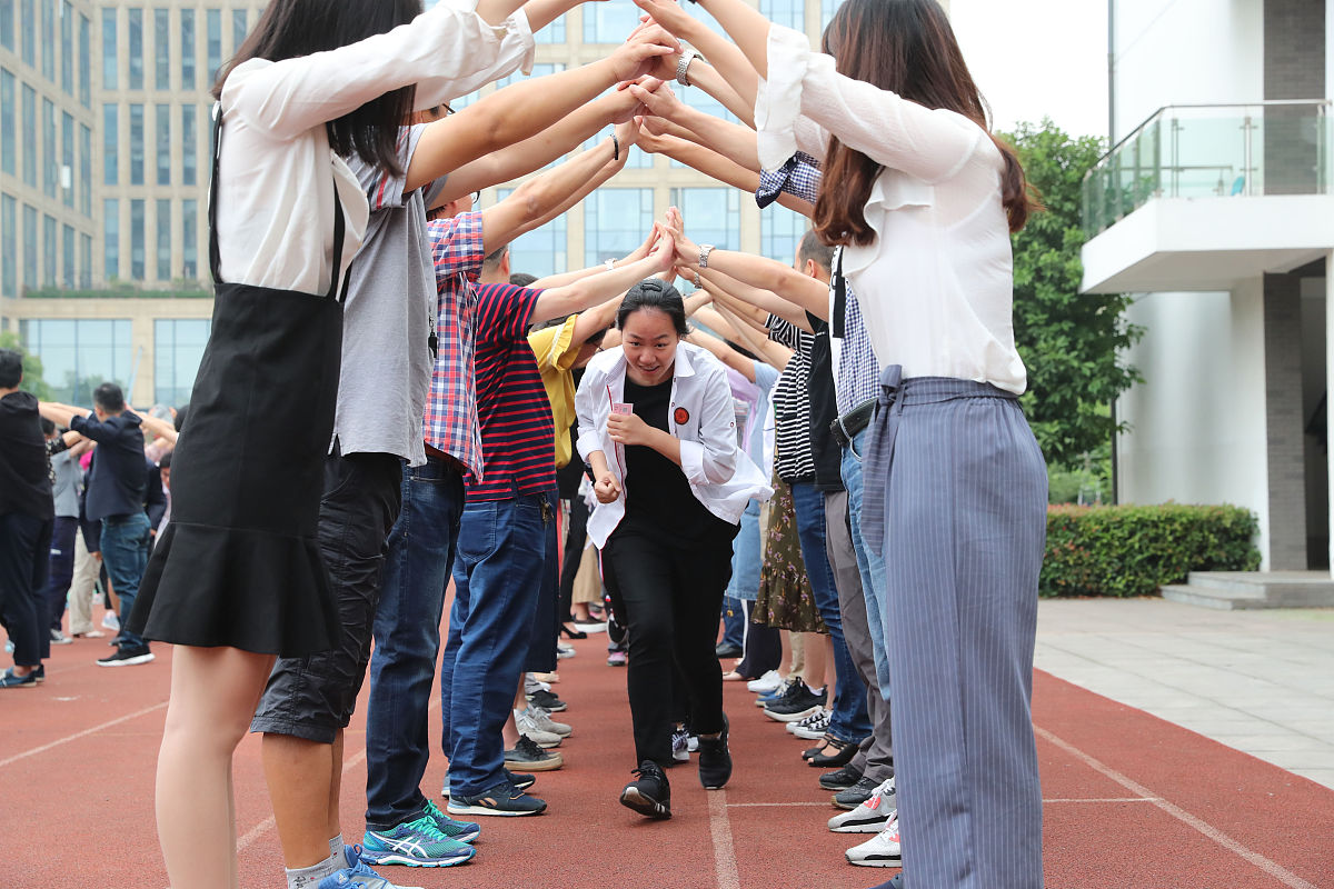 2018年6月4日,浙江省宁波二中,同学们穿越老师们用双手搭建的"成功门"