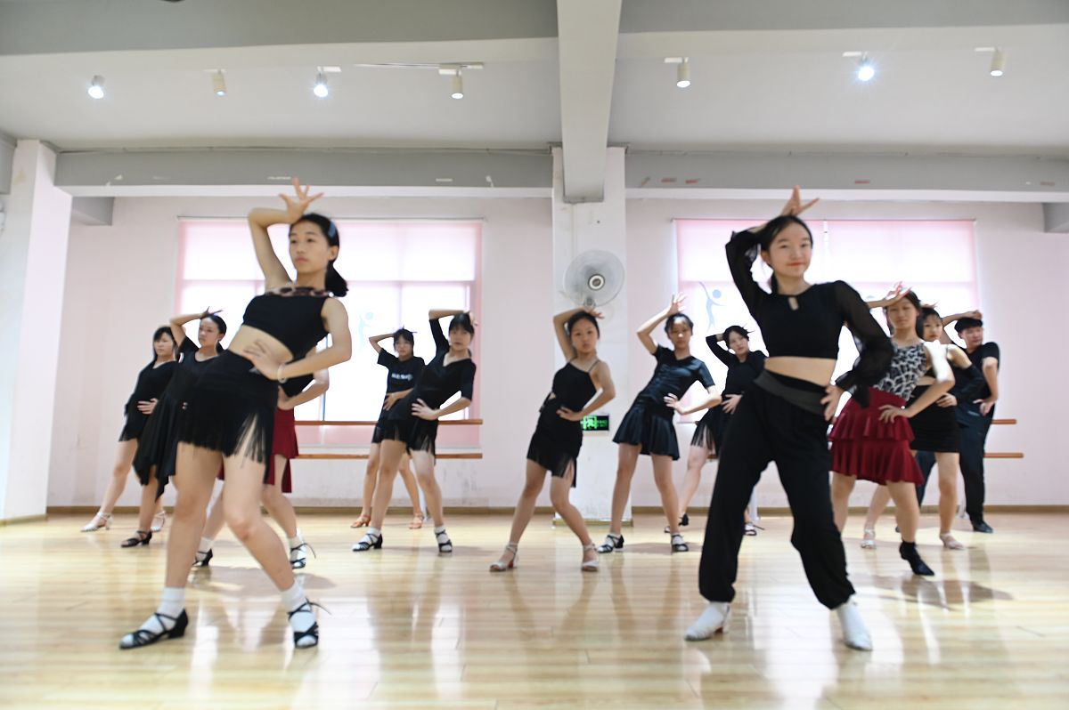 成都文化艺术学校专业设置：音乐、舞蹈、美术、表演等丰富选择