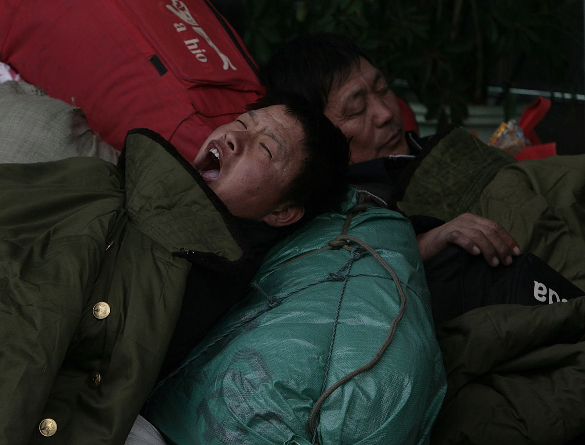 山东岁男孩独自生活，父亲离世母亲患病，艰难生活令人心疼