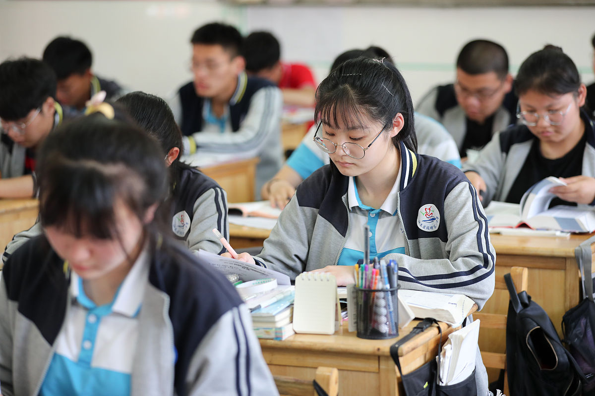 2020年6月8日,江苏省连云港市赣榆一中高三学生们抓紧时间查漏补缺,备