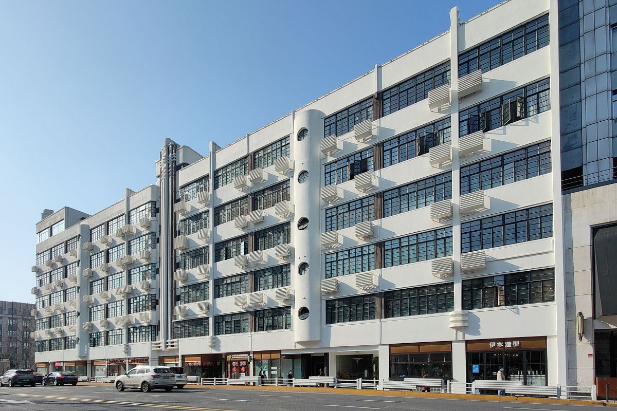 2021年2月3日,上海,淮海中路常熟路附近车水马龙,沿街路口新近完成外