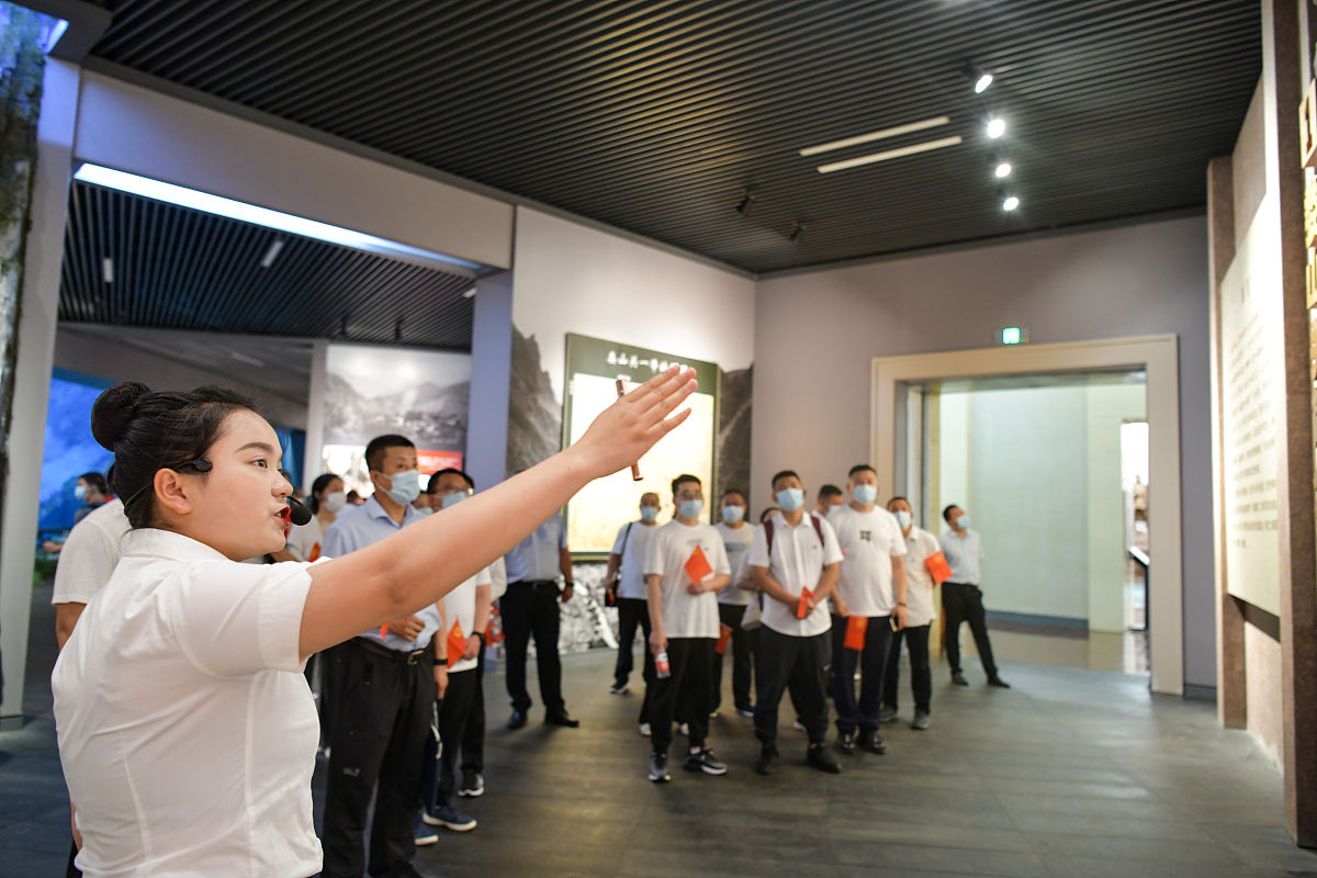 帮我写一份汇报稿我们进行了纪念馆参观春日采风爱国影片的观看奋斗故事的分享团知识竞赛绘画理想风筝