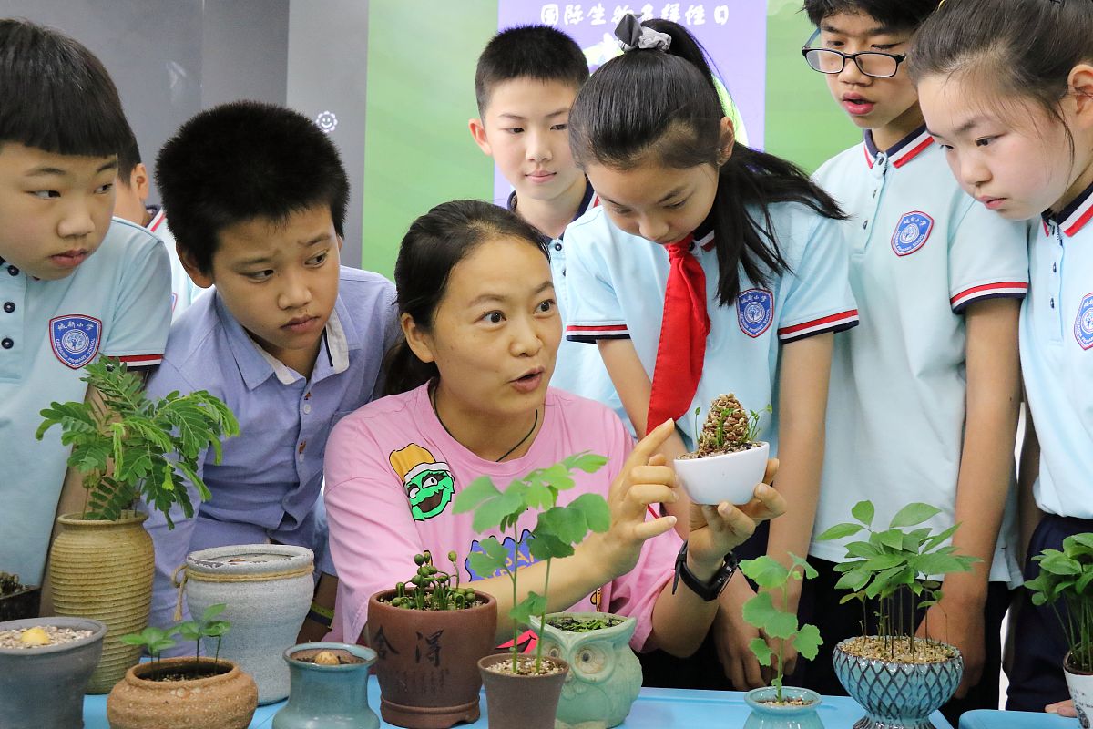 我是一名小学科学老师我有一个实习生这位实习生的表现很好知识在上课时的课堂掌控能力不足帮我从专业能力、综合素质、实习表现方面草拟一份实习反馈