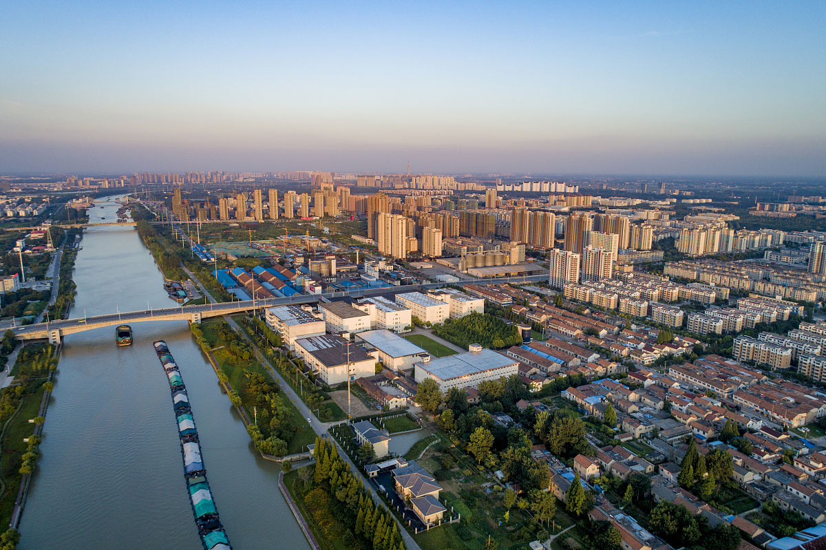 2018年7月12日,江苏淮安,航拍建设中的淮安南路运河桥.