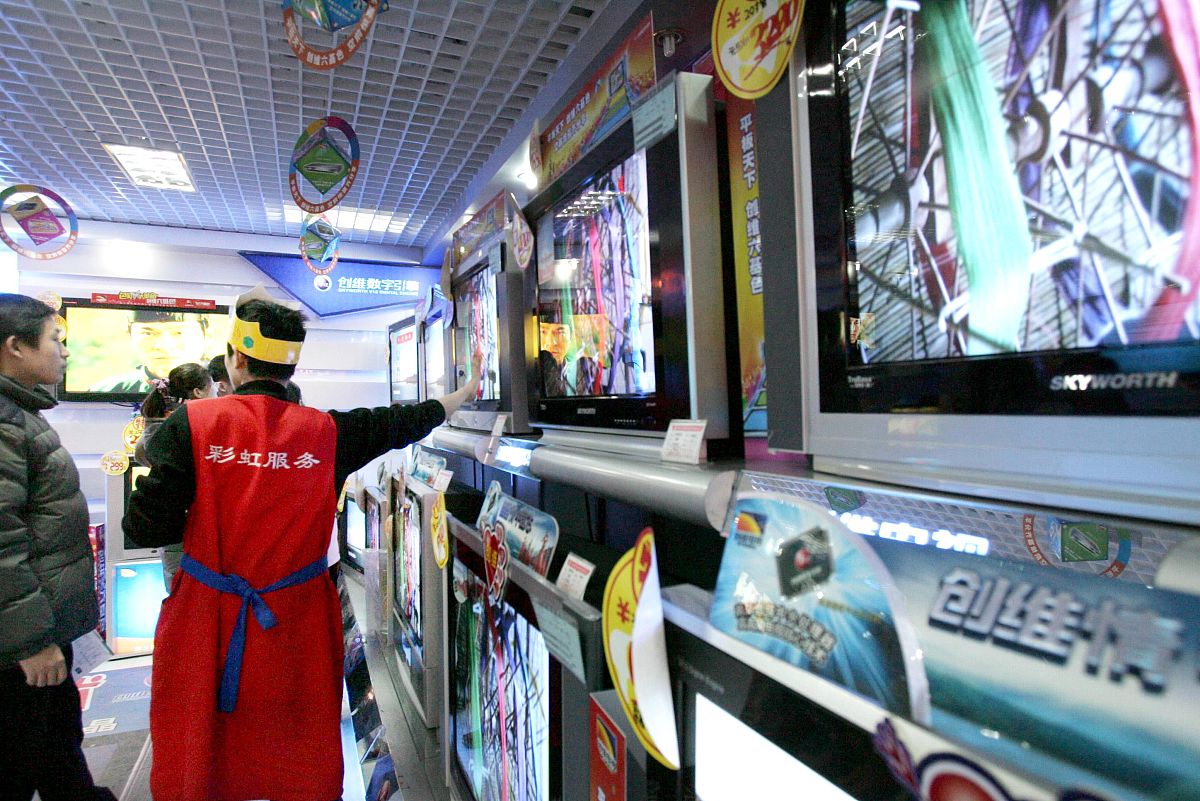 我在设备公司最近在和全家familymart便利店合作想让对方采买电视设备我去了几家附近的全家familymart便利店去做市场调研。发现有的店会在玻璃外墙上放电视设备进行投放广告有的在收银处等等。详细的市场调研报告字数不少于1000字。