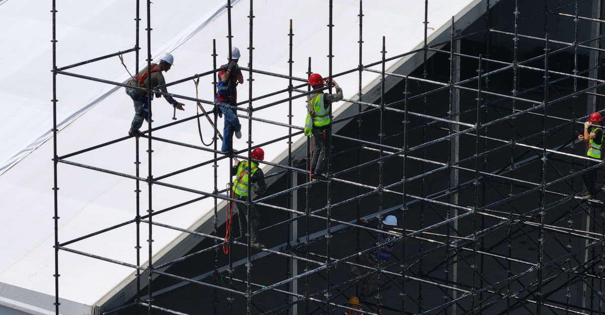 高处作业三宝：安全带、安全钢管、安全网，保障高空作业安全