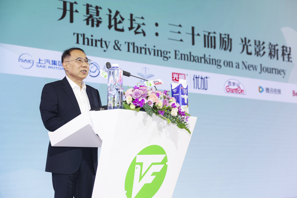 四川首富之女接棒千亿新能源龙头根据这个话题写一篇500字文章并且给出30个字标题