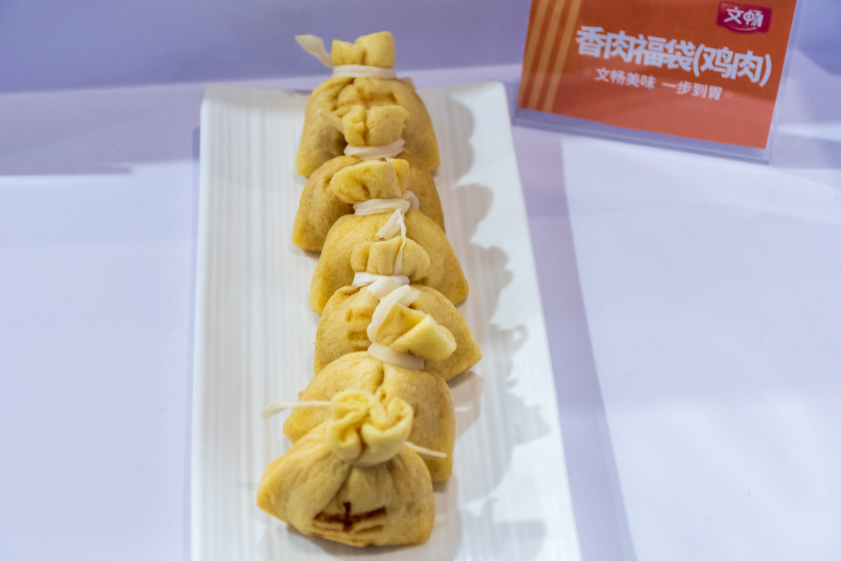 以人物：花花；内容：菠萝包；为内容生成广告词